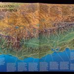 Cartografia. Cartina geografica con sfumo a tempere in stile "vista da satellite" per magazine Atlante De Agostini