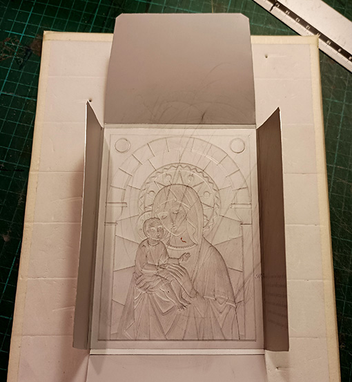 Retro sbalzo terminato con alette piegate