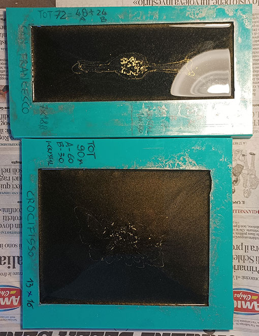 Due stampi riempiti di resina